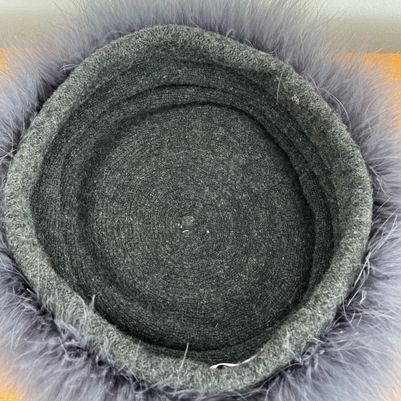 Luxurious ostrich feather winter hat. - Picture 3 of 4